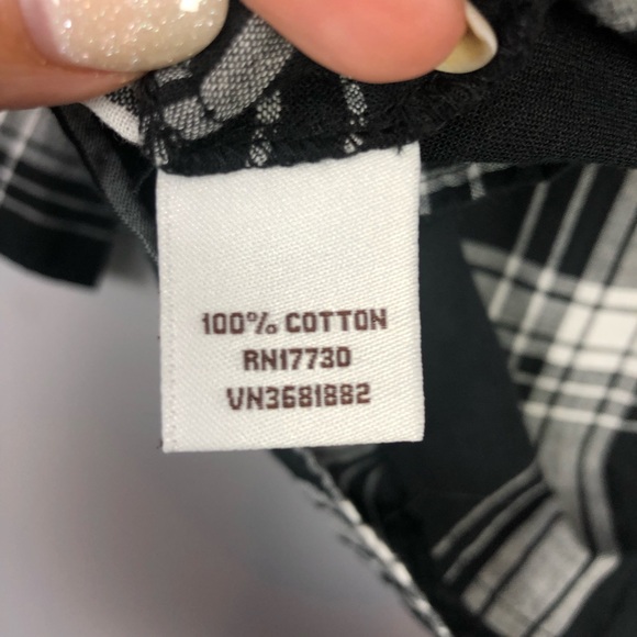 Liz Lange Black & White Maternity Top - Picture 6 of 6